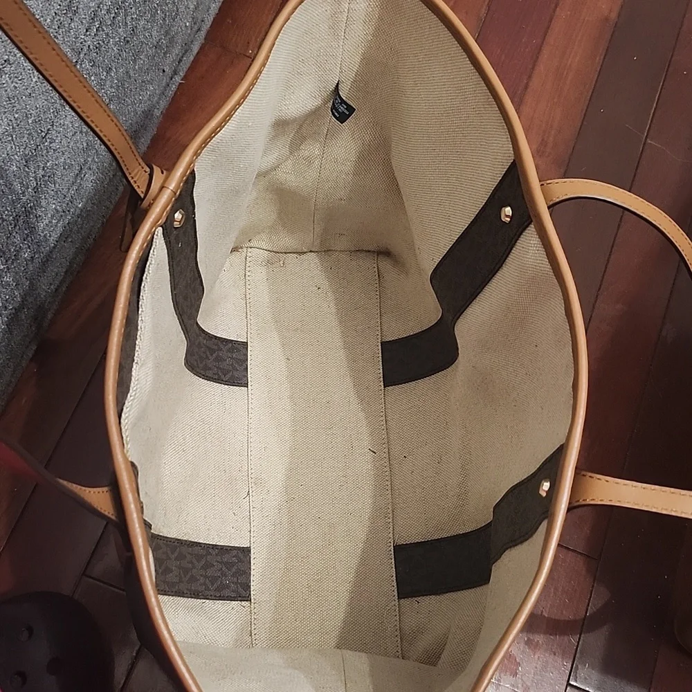 Micheal Kors Eva Leather Tote W/Pouch EUC - Picture 12 of 16